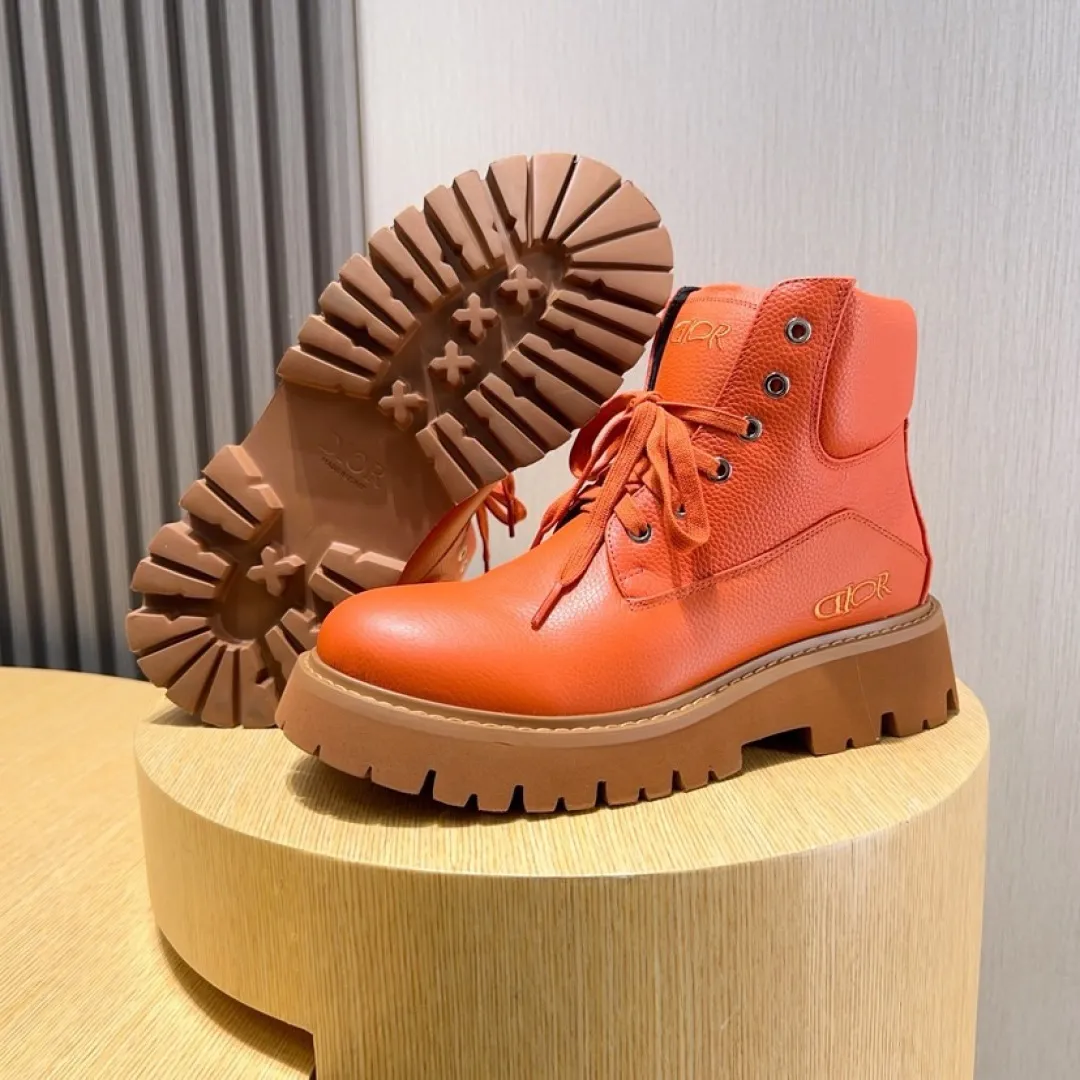 Factory P580💰[Dior] Dior ✨ is online simultaneously👏 This latest popular men's boots for autumn and winter are new products in the series and continue Di*r's classic style. The upper is made of original first-layer cowhide and matched with the original anti-slip and wear-resistant rubber outsole. The rear shoe collar and heel are equipped with brand iconic details to enhance the style. Fashionable and versatile. Create a casual look. Size: 38-44 (45 customized)
